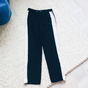  - Jättesköna byxor från monki, med resår och snörning i midjan. Säljer pga inte kommit till användning, köpare står för eventuell frakt :))