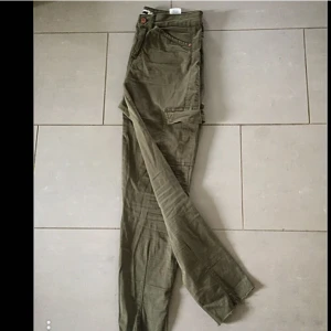  - Militärgröna cargo pants  Storlek M men passar även S  Pris kan diskuteras vid snabb affär Köparen står för frakt om de skulle behövas 