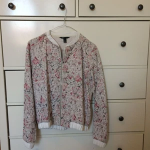  - Bomberjacka i skinn & broderitryck från Mango. Mycket gott skick. Extra för frakt!