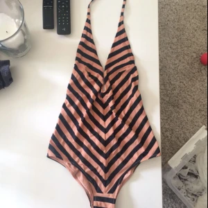  - Baddräkt high leg endast testad  Köparen står för frakten 