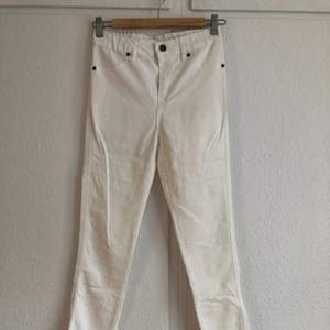 Vita jeans från Lager 157. Storlek S.  Hämtas i Uppsala eller skickas mot fraktkostnad!