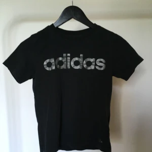  - T-shirt med supersnygg passform från adidas! Verkligen ”the perfect t-shirt” :) 