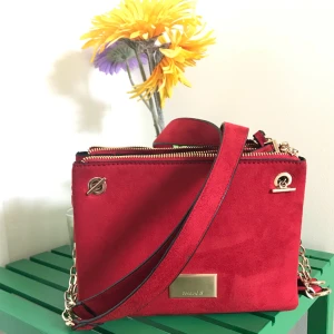  - Röd väska med guld detaljer från Barcelona. Kan mötas upp i Stockholm. Annars kostar frakt ca 50kr Ursprungspris är ca 500kr