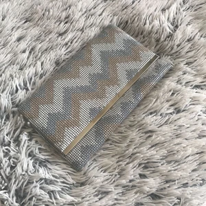  - Superlyxig clutch. Har tyvärr ingen rem då den lossnat, men detta syns inte när väskan är stängd över huvud taget och syns bara om man tänker på det när väskan är öppen. Inga övriga skavanker. Perfekt på fest/bal. Nypris 599kr. 