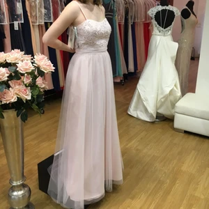  - Världens finaste balklänning. ALDRIG ANVÄND. Nypris 2600kr. Upplagd så den går till golvet på mig som är 166cm med klack. Axelbanden är även flyttade längre ut (de går ”rakt” nu istället för att luta inåt). Alla justeringar gjorda hos skräddare!