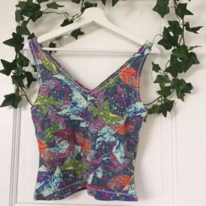  - Säljer denna somriga topp ifrån Monki! V-ringad både fram och bak, passar XS såväl som S och kanske till och med M. Priset är inkl frakt. Om det är något mer ni undrar över kolla gärna in min profil eller skicka en fråga🌱🌸