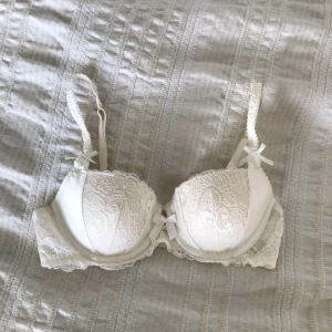  - En aldrig använd bh säljes i storlek 70B, endast provad men passade inte. Köparen betalar frakt, eller upphämtning i Linköping 