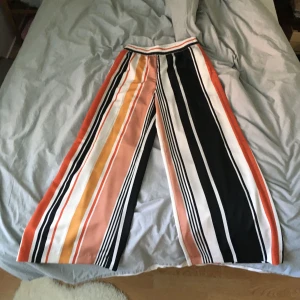  - Superhärliga byxor från weekday, aldrig använda. Storlek 36