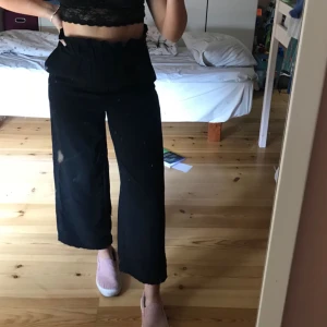  - Jag skulle säga att byxorna passar alla mellan XS-M i midjan (eftersom det är en resår) Längden passar mig som är 160 lång perfekt, så passar oss lite kortare!  Säljer pga sitter för tight runt höfterna och därför står fickorna ut lite