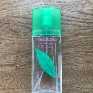  - Sprillans ny Elisabeth Arden parfym, luktar super gott men är allergiskt mot parfym så kan inte använda. Pris går att förhandla.