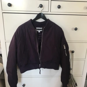  - Bomber från Weekday med prislapp kvar, aldrig använd. Kostar 700kr från början!  Klar plommonlila färg!:) Märkt som M men passar även S Frakt: 90kr🎈💌