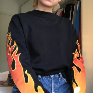  - Tjocktröja från NAKD köpt i vintras och ser helt ny ut. Nypris var 400kr, tar swish skriv om du är intresserad eller vill köpa💖