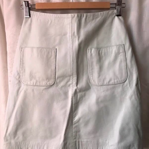  - Ljusblå skinnkjol i mjukt skinn Oanvänd  Nypris 1450:-