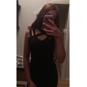  - Unik klänning med band. Väldigt bra skick. Bild nmr 1 är från nyår (enda gången den använts)