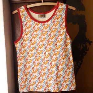  - Cool retro topp från Legendary Shirts i storlek 38. Fint begagnat skick!  Kan mötas upp!