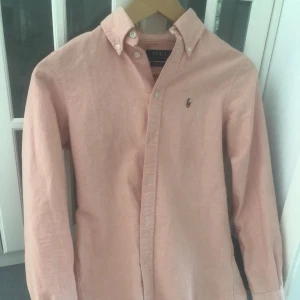  - Skjorta från Ralph Lauren storlek XS, passar även S. Max använd 5 gånger.. säljes då den inte passar längre 
