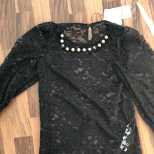 - Spets tröja från zara. Aldrig använd 