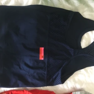  - Fint träningslinne från Adidas - Stella McCartney. Använt högst 3 gånger