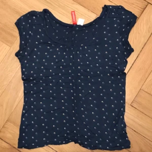  - Mörkblå t-shirt med och grafiskt mönster/prickar i väldigt mjukt och luftigt material (tunn bomull?). Gott skick! Storlek 32-34.  Kan mötas i Stockholm eller skicka mot fraktkostnad! ✨🌸✨