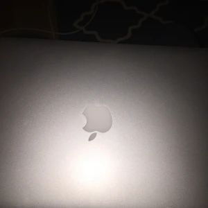  - MacBook Air 13 tums, 2015 versionen. Använd i ca ett halvår. Säljer den då jag inte behöver den längre. Den har en vattenskada som gjorde att datorn stängs av om inte laddaren är i. Annars funkar den som den ska. Köpt för ca 9 000kr. Pris kan diskuteras