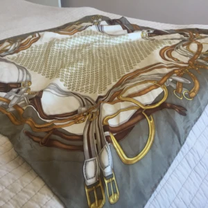  - Gucci sjal 100% silke. Fint skick-enbart liten omärkbar defekt enligt bild tre. Nypris 2700kr Mått 90 x 90 cm