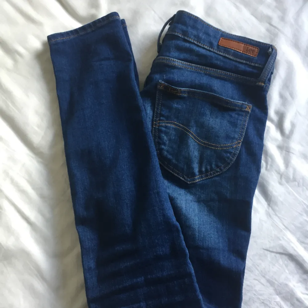 Ett sparsamt använda jeans från Lee i modellen scarlett. Nypris 899kr. Använda runt 5 gånger så dom är i nyskick. Tar endast emot swish köparen står för frakt. . Jeans & Byxor.