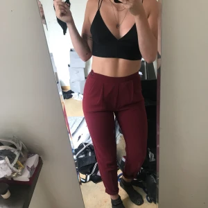  - Röda kostymbyxor från American Apparel använda kanske 2-3 gånger. Storlek S. Bekväma med lite lite stretch tyg 