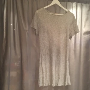  - Grå klänning hm öppen rygg