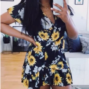  -  Riktigt snygg sommarklänning. Använd endast en gång :) 