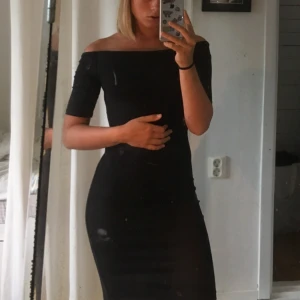 - Superfin offsholderklänning som slutar precis över knäna på mig som är ca 160 lång. Från Weekday. Bild 3 visar ryggen. Köparen står för frakt💋