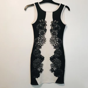  - Klänning i scubaliknande material, använd en gång! Smickrande material för figuren hehe köpta på Nelly!