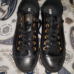  - Helt nya och oanvända converse i storlek 39 