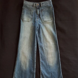  - Retro utsvängda jeans. Storlek 34 men är stretchiga och passar storlek 36 med. Finns i Örebro men kan skickas.