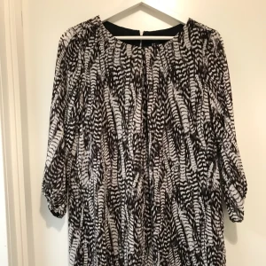  - Mönstrad klänning från H&M. Har gått en tråd i klänningen, men inget man tänker då den är så pass mönstrad, se bild 3. 