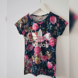  - En adidas T-shirt (vet ej om den är äkte) i storlek S ✨ 
