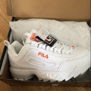  - Säljer de snyggaste vita sneakers detta år!  FILA sneakers storlek 38.5 för 950kr, helt oanvända.  Sorgligt nog för mig så var de lite mindre i storleken. Så nu letar de efter ett nytt hem!   Hojjta till vid intresse!