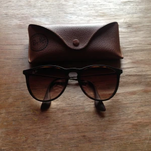  - Använda förra sommaren. Notera gärna den lilla repan på ena glaset, slitaget på näsbryggan (bild 2)   Originalfodral + putsduk ingår 🕶☀️  600kr, billigare vid snabb affär   •köparen står för frakt• 