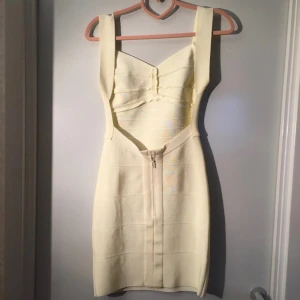  - Offwhite klänning, väldigt snygg. Aldrig använd. Från Belle, storlek S men passar XS-M då den är öppen i ryggen :)