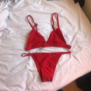  - Superfin röd bikini, liten i storlek, mer som S. Aldrig använd!