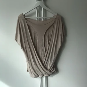  - Så fin topp från Filippa K. Har vanligtvis S och sitter snyggt oversized på mig. Men beroende på hur en vill ha passformen passar det alla XS-XL.   Jääättefin i ryggen, perfekt fest-topp :)