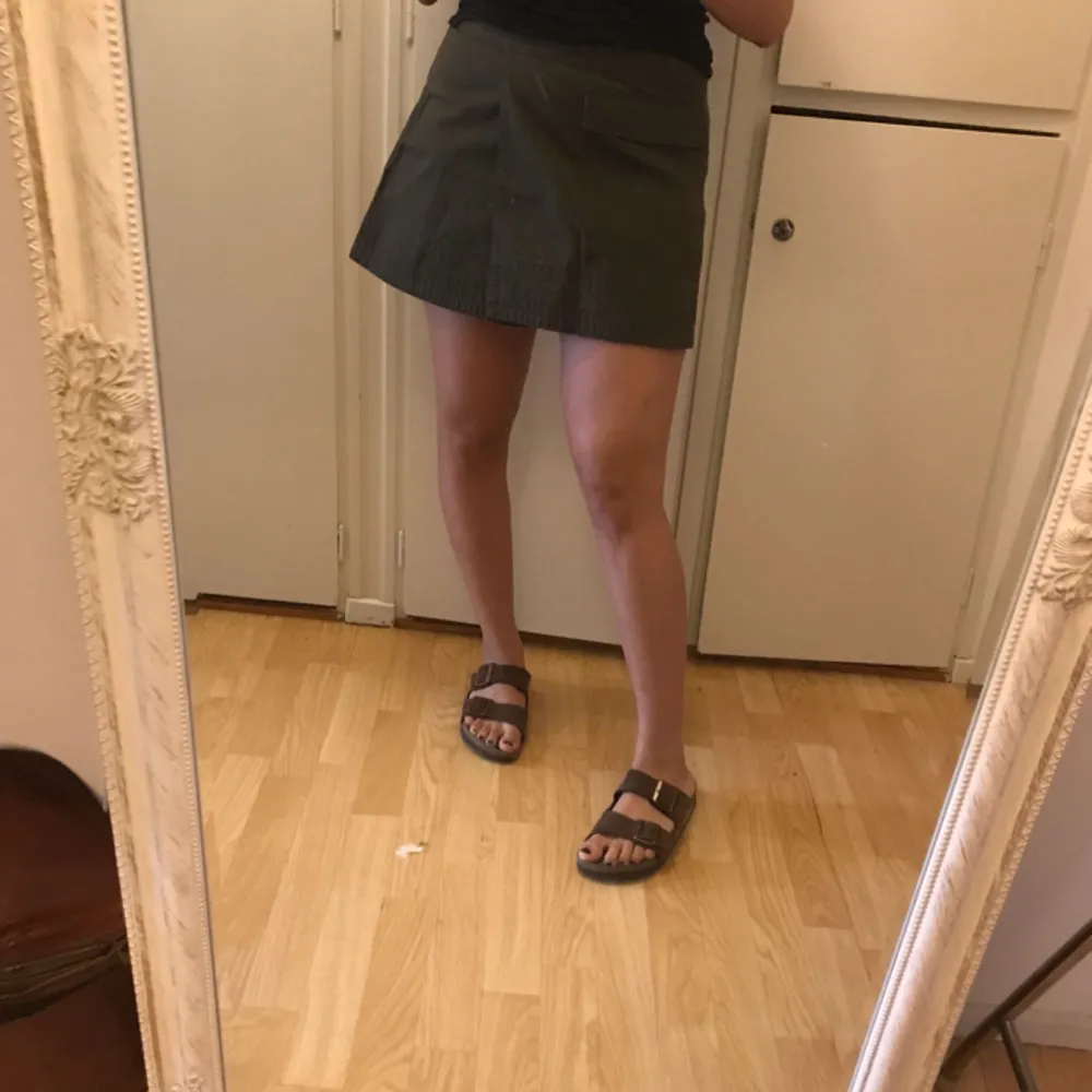 Militärgrön kjol från weekday i fint skick, använd 3 gånger. En stor fick fram och en mindre på sidan. Strl s men jag själv är vanligtvis en m/l så beror på hur man vill att den sitter.. Kjolar.