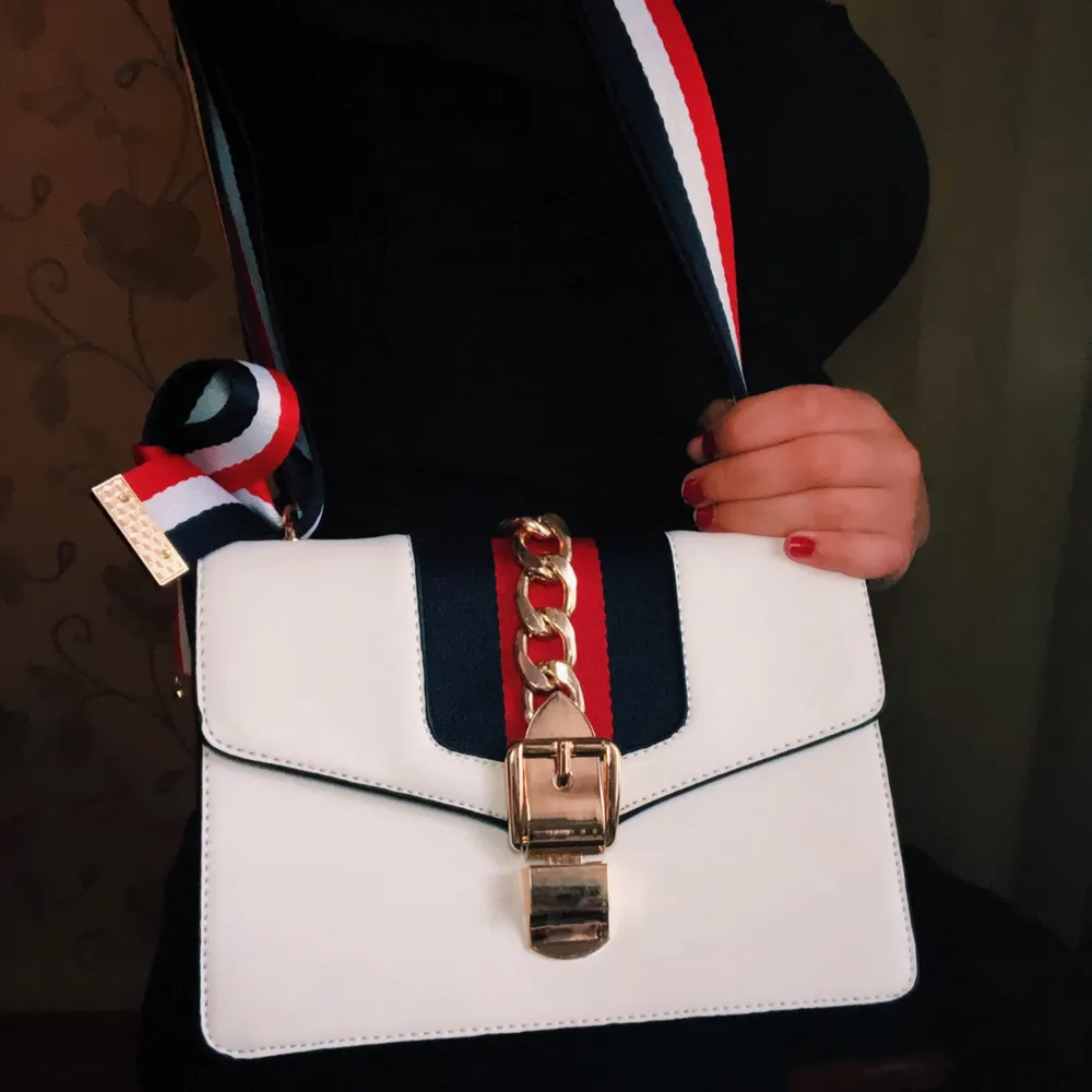 Fake Gucci väska som liknar Sylvie small shoulder bag. Aldrig använd. Har två fack inuti, en med kedja. . Väskor.