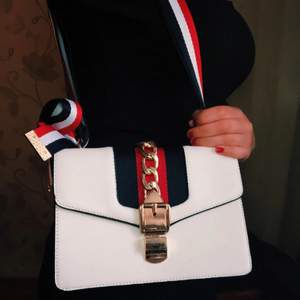 Fake Gucci väska som liknar Sylvie small shoulder bag. Aldrig använd. Har två fack inuti, en med kedja. 