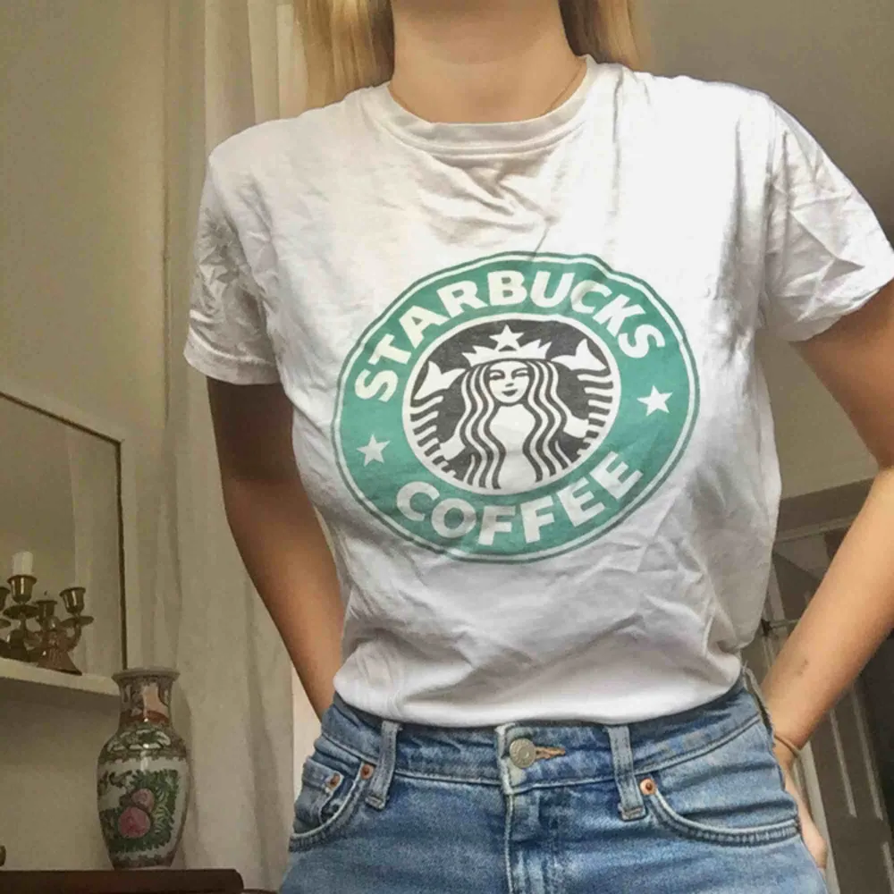 Starbucks t-shirt köpt i Spanien! Passar XS och S beroende på hur man vill att den ska sitta. Mjukt tyg och trycket försvinner ej i tvätten. Litet hål i ena armhålan. Möts i Stockholm!. T-shirts.