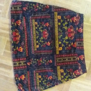  - Minikjol i mönstrad sammet. Använd 1 gång. Stl S. Frakt: 9kr.