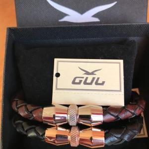  - Bracelet, Black leather, 21,5cm, Rosé gold clasp Article number:	298050101  Bracelet, Brown leather, 21,5cm, Rosé gold clasp Article number:	298050100 499kr per stk på butik Mitt pris: 399kr 2stk  Köparen star på frakt