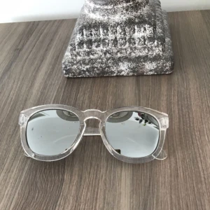  - Säljer dessa solglasögon som är genomskinligt.