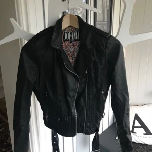  - Jofama by Kenza skinnjacka, betalas med swish