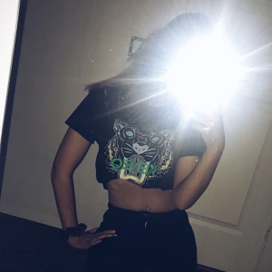  - Säljer min kenzo t-shirt i strl M då den är för stor för mig. På första bilden har jag vikt upp den som ni kan se, den är använd väldigt lite och är i bra skick. Köparen står för frakt på 50kr 🌸 äkta! 