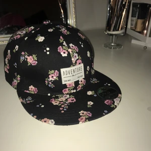  - 🌸Fin keps som passar perfekt att använda nu i sommar, endast testad, så i nyskick, nypris 149kr.❣️ 